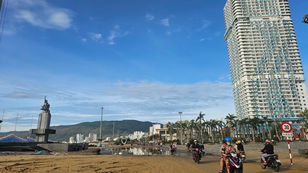 Quy Nhơn ngổn ngang sau bão Kalmaegi Quy Nhơn ngổn ngang sau bão Kalmaegi