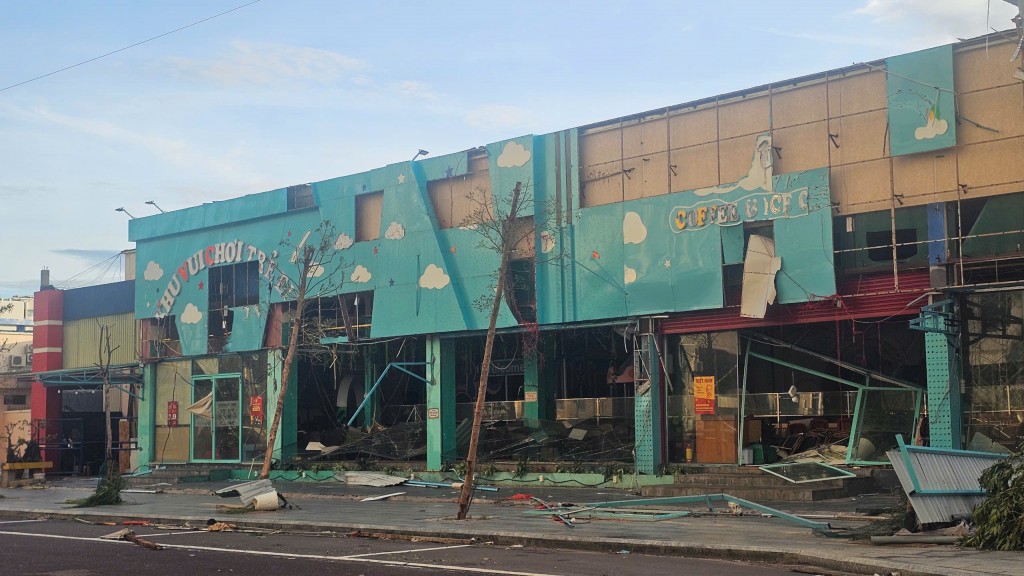 Quy Nhơn ngổn ngang sau bão Kalmaegi Quy Nhơn ngổn ngang sau bão Kalmaegi