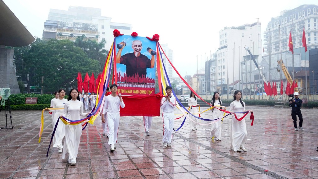 Kiệu rước ảnh Bác Hồ kính yêu – biểu tượng thiêng liêng mở đầu phần lễ diễu hành của Đại hội Thể dục Thể thao phường Cửa Nam. Kiệu rước ảnh Bác Hồ kính yêu – biểu tượng thiêng liêng mở đầu phần lễ diễu hành của Đại hội Thể dục Thể thao phường Cửa Nam.