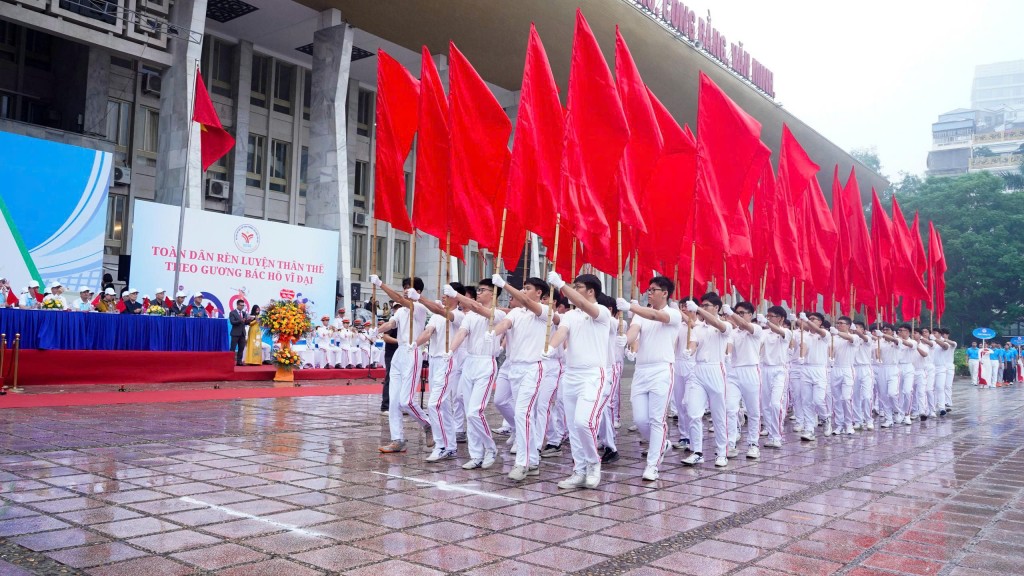 Khối hồng kỳ tiến qua lễ đài trong khí thế hừng hực, tượng trưng cho sức mạnh đoàn kết và niềm tin của tuổi trẻ Cửa Nam. Khối hồng kỳ tiến qua lễ đài trong khí thế hừng hực, tượng trưng cho sức mạnh đoàn kết và niềm tin của tuổi trẻ Cửa Nam.