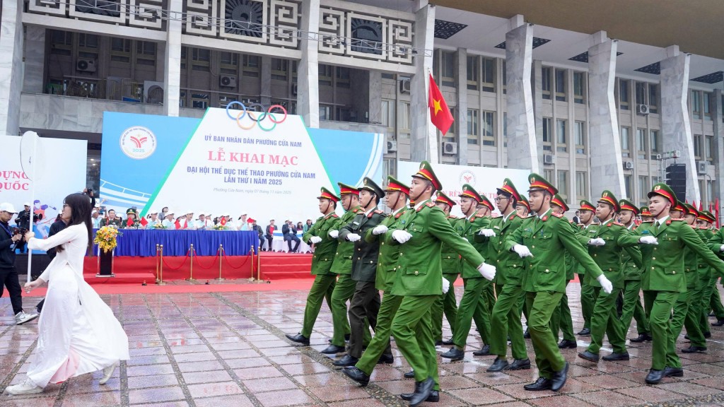 Khối lực lượng Công an phường Cửa Nam diễu hành qua lễ đài, thể hiện bản lĩnh, kỷ luật và tinh thần “Vì nhân dân phục vụ”. Khối lực lượng Công an phường Cửa Nam diễu hành qua lễ đài, thể hiện bản lĩnh, kỷ luật và tinh thần “Vì nhân dân phục vụ”.