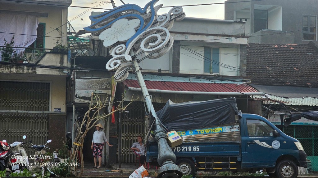 Quy Nhơn ngổn ngang sau bão Kalmaegi Quy Nhơn ngổn ngang sau bão Kalmaegi