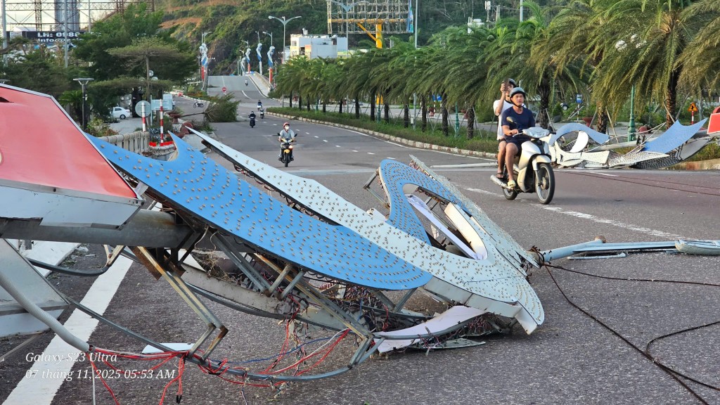 Quy Nhơn ngổn ngang sau bão Kalmaegi Quy Nhơn ngổn ngang sau bão Kalmaegi