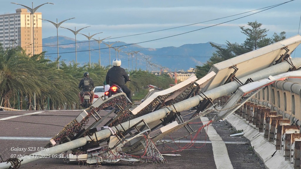Quy Nhơn ngổn ngang sau bão Kalmaegi Quy Nhơn ngổn ngang sau bão Kalmaegi