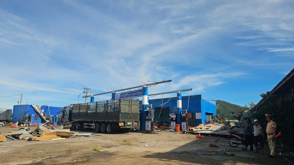 Quy Nhơn ngổn ngang sau bão Kalmaegi Quy Nhơn ngổn ngang sau bão Kalmaegi