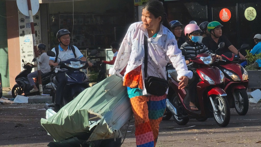 Quy Nhơn ngổn ngang sau bão Kalmaegi Quy Nhơn ngổn ngang sau bão Kalmaegi
