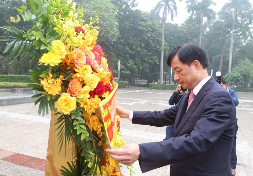 Lãnh đạo TP Hà Nội dâng hoa kỷ niệm Cách mạng Tháng Mười Nga