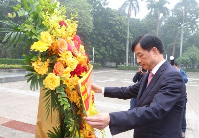 Lãnh đạo TP Hà Nội dâng hoa kỷ niệm Cách mạng Tháng Mười Nga