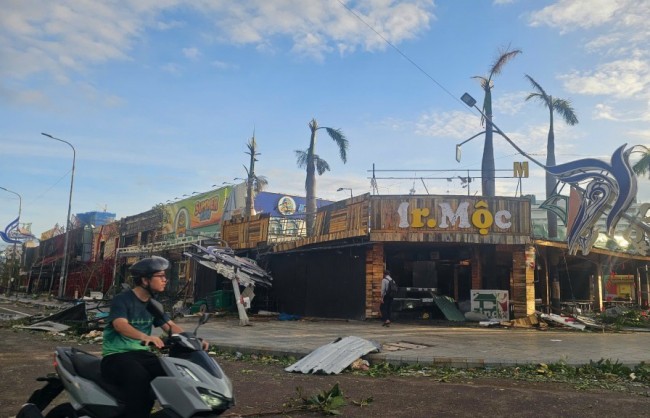 Người dân Quy Nhơn vẫn chưa hết bàng hoàng với bão Kalmaegi
