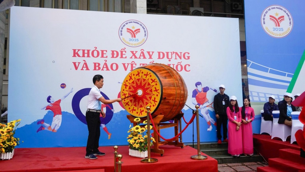 Ông Nguyễn Quốc Hoàn - Phó Bí thư Đảng uỷ, Chủ tịch UBND phường, Trưởng Ban Chỉ đạo Đại hội thực hiện nghi thức đánh trống khai mạc Đại hội. Ông Nguyễn Quốc Hoàn - Phó Bí thư Đảng uỷ, Chủ tịch UBND phường, Trưởng Ban Chỉ đạo Đại hội thực hiện nghi thức đánh trống khai mạc Đại hội.