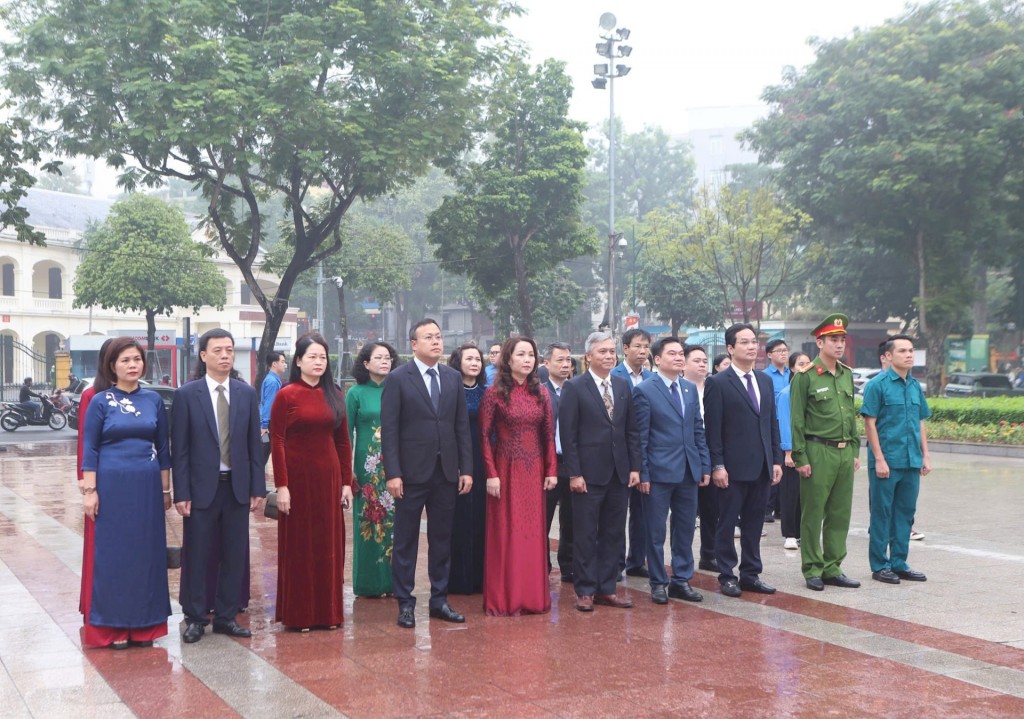 Lãnh đạo TP Hà Nội dâng hoa kỷ niệm Cách mạng Tháng Mười Nga Lãnh đạo TP Hà Nội dâng hoa kỷ niệm Cách mạng Tháng Mười Nga