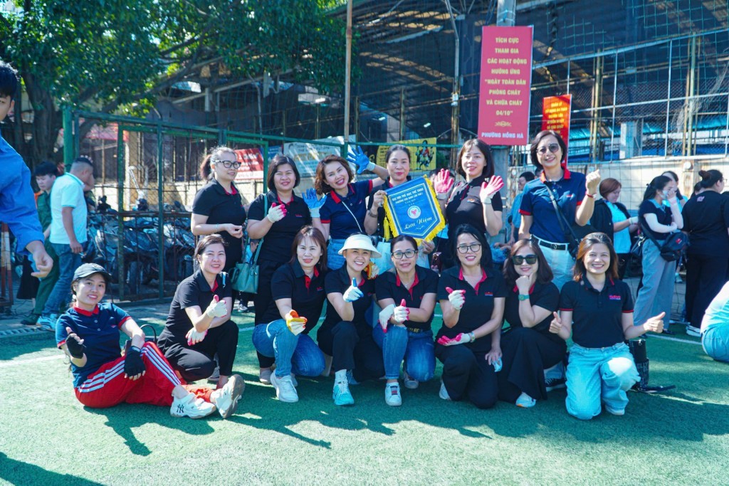 Đội tuyển kéo co nữ Báo Tuổi trẻ Thủ đô chụp ảnh lưu niệm sau trận thi đấu đầy khí thế, ghi dấu tinh thần thể thao, gắn kết và trẻ trung của những người làm báo Thủ đô Đội tuyển kéo co nữ Báo Tuổi trẻ Thủ đô chụp ảnh lưu niệm sau trận thi đấu đầy khí thế, ghi dấu tinh thần thể thao, gắn kết và trẻ trung của những người làm báo Thủ đô