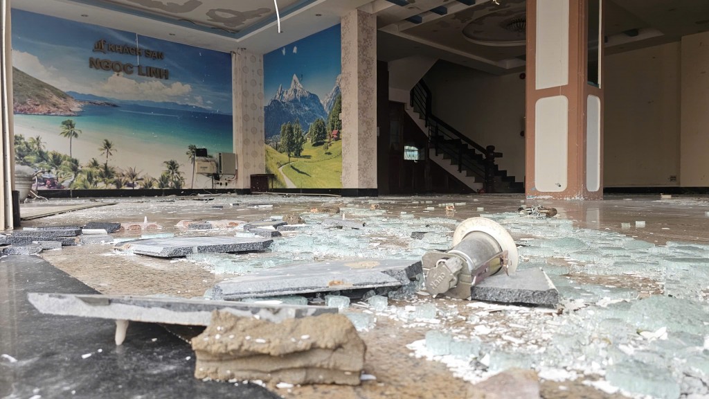 Người dân Quy Nhơn vẫn chưa hết bàng hoàng với bão Kalmaegi Người dân Quy Nhơn vẫn chưa hết bàng hoàng với bão Kalmaegi