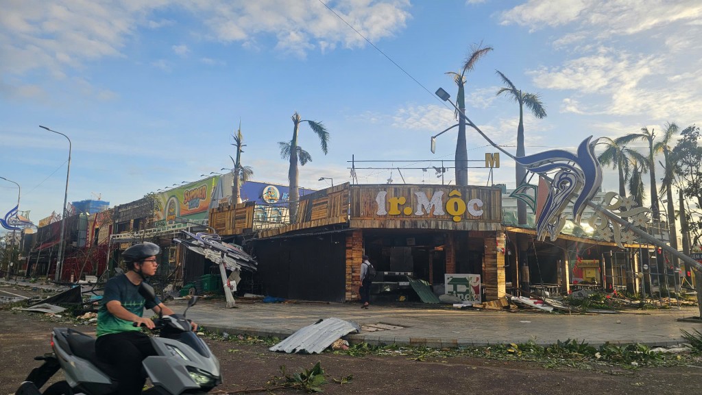 Người dân Quy Nhơn vẫn chưa hết bàng hoàng với bão Kalmaegi Người dân Quy Nhơn vẫn chưa hết bàng hoàng với bão Kalmaegi