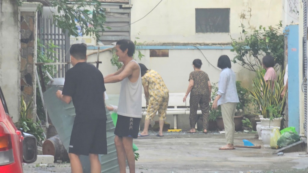 Người dân Quy Nhơn vẫn chưa hết bàng hoàng với bão Kalmaegi Người dân Quy Nhơn vẫn chưa hết bàng hoàng với bão Kalmaegi