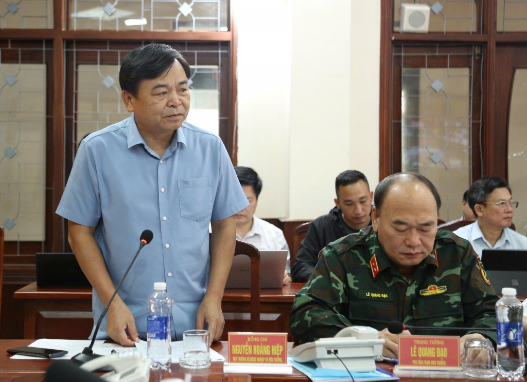 Thứ trưởng Bộ Nông nghiệp và Môi trường Nguyễn Hoàng Hiệp thông tin tình hình thiệt hại sau bão số 13 Thứ trưởng Bộ Nông nghiệp và Môi trường Nguyễn Hoàng Hiệp thông tin tình hình thiệt hại sau bão số 13