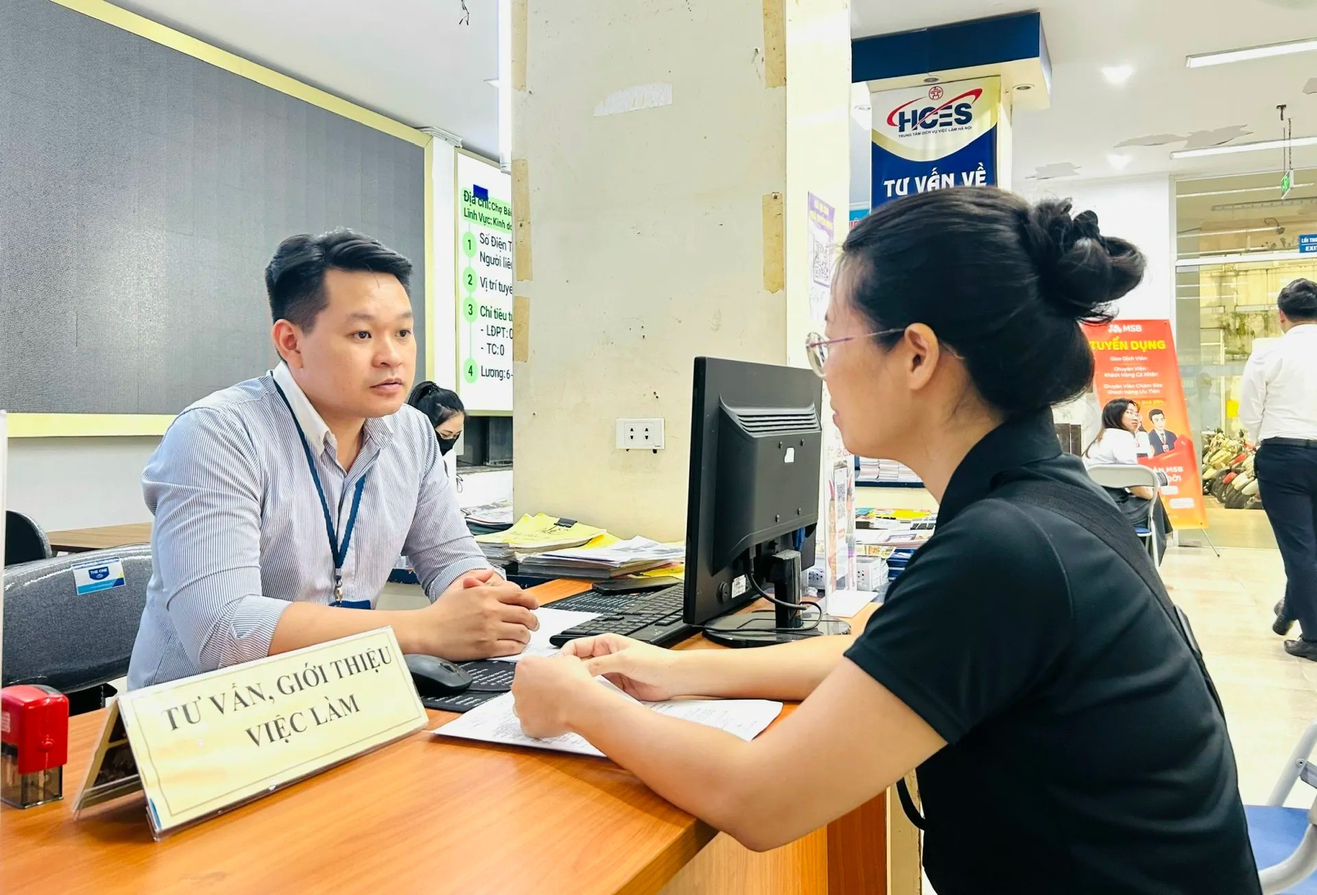 Người lao động trung tuổi được cán bộ Trung tâm Dịch vụ việc làm Hà Nội tư vấn, giới thiệu việc làm (Ảnh: Trần Oanh) Người lao động trung tuổi được cán bộ Trung tâm Dịch vụ việc làm Hà Nội tư vấn, giới thiệu việc làm (Ảnh: Trần Oanh)