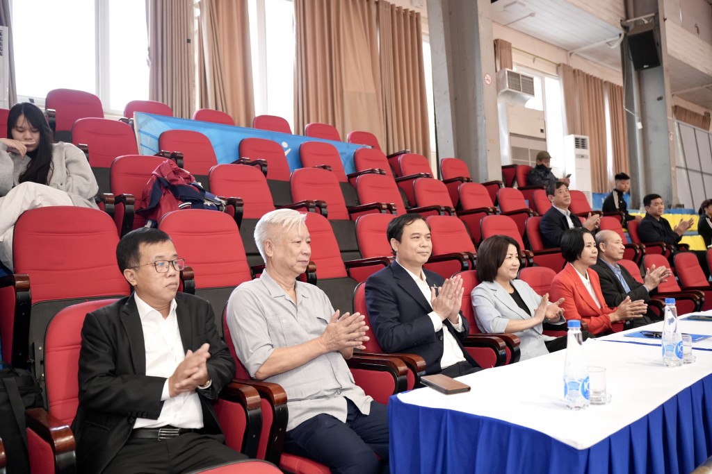 Đến dự lễ khai mạc giải đấu có lãnh đạo Trung ương và thành phố Hà Nội cùng lãnh đạo các sở, ban, ngành, các trưởng đoàn, huấn luyện viên và gần 400 vận động viên tham dự giải. Đến dự lễ khai mạc giải đấu có lãnh đạo Trung ương và thành phố Hà Nội cùng lãnh đạo các sở, ban, ngành, các trưởng đoàn, huấn luyện viên và gần 400 vận động viên tham dự giải.