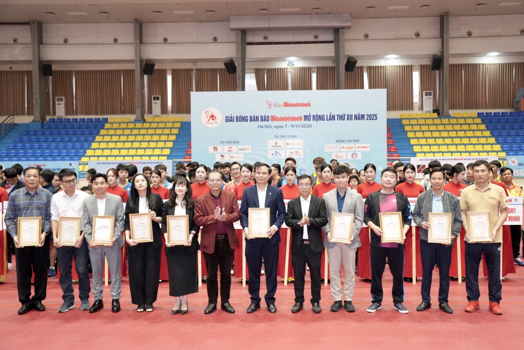 Ban tổ chức trao Chứng nhận cho các nhà tài trợ giải. Ban tổ chức trao Chứng nhận cho các nhà tài trợ giải.