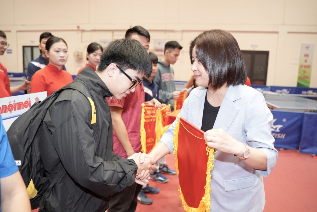 Phó Bí thư Đảng ủy các cơ quan Đảng thành phố Hà Nội Phạm Thị Nguyên Hạnh trao cờ lưu niệm cho các đơn vị tham dự giải. Phó Bí thư Đảng ủy các cơ quan Đảng thành phố Hà Nội Phạm Thị Nguyên Hạnh trao cờ lưu niệm cho các đơn vị tham dự giải.