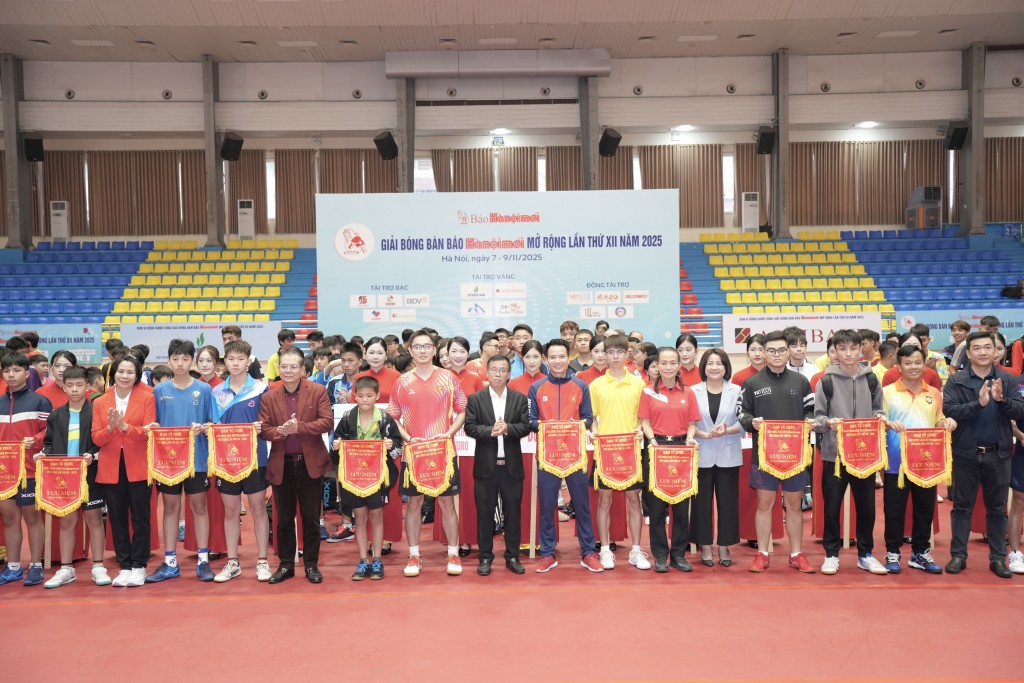 Lãnh đạo Thành ủy thành phố Hà Nội, Liên đoàn Bóng bàn Hà Nội và Ban tổ chức giải trao cờ lưu niệm tặng các đơn vị tham gia giải. Lãnh đạo Thành ủy thành phố Hà Nội, Liên đoàn Bóng bàn Hà Nội và Ban tổ chức giải trao cờ lưu niệm tặng các đơn vị tham gia giải.