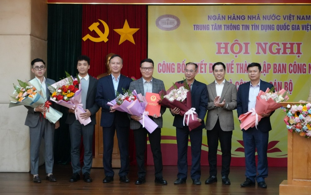 Ban Lãnh đạo CIC trao quyết định thành lập Ban CNTT CIC thành lập Ban Công nghệ thông tin – Bước tiến chiến lược khẳng định tinh thần đổi mới và chuyển mình mạnh mẽ