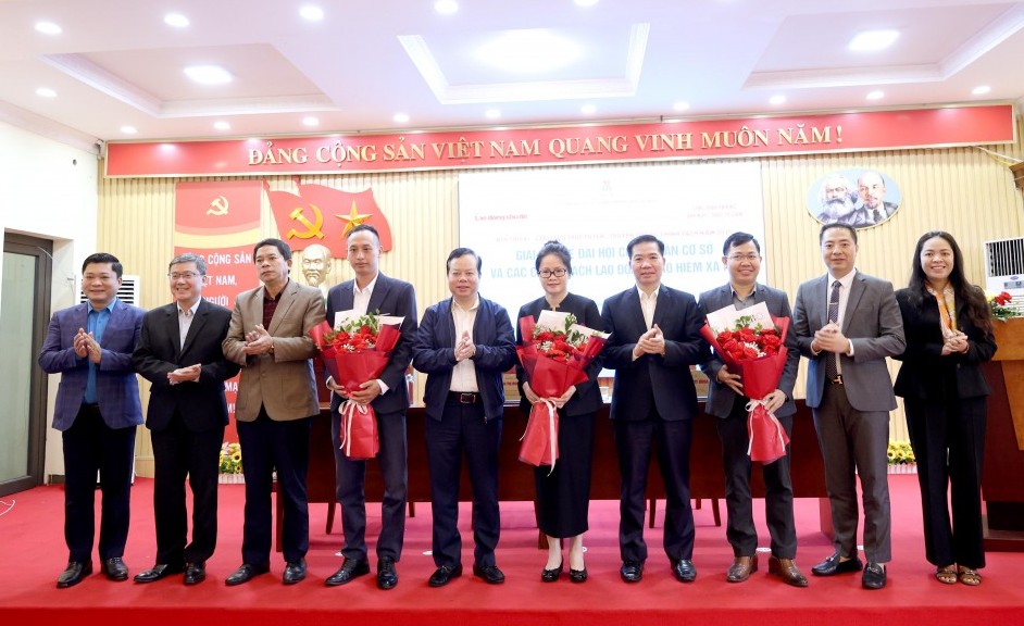 Hơn 200 CNVCLĐ tham gia giải đáp về chính sách lao động