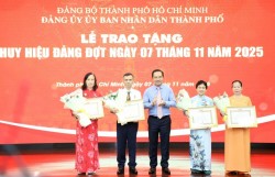 UBND TP Hồ Chí Minh trao Huy hiệu Đảng cho 32 đảng viên
