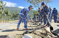 Đường ven biển Đà Nẵng ngập rác sau ảnh hưởng bão số 13
