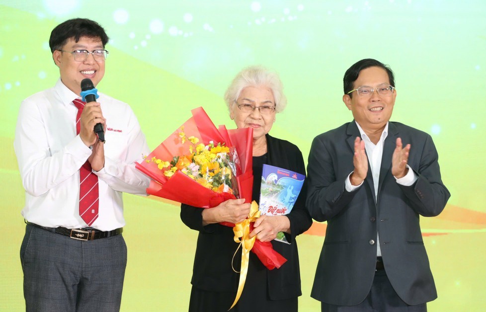 Ra mắt sách điện tử “Mai Vàng nhân ái - Mai Vàng tri ân”