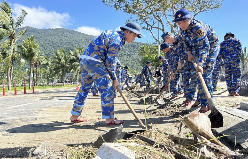 Đường ven biển Đà Nẵng ngập rác sau ảnh hưởng bão số 13