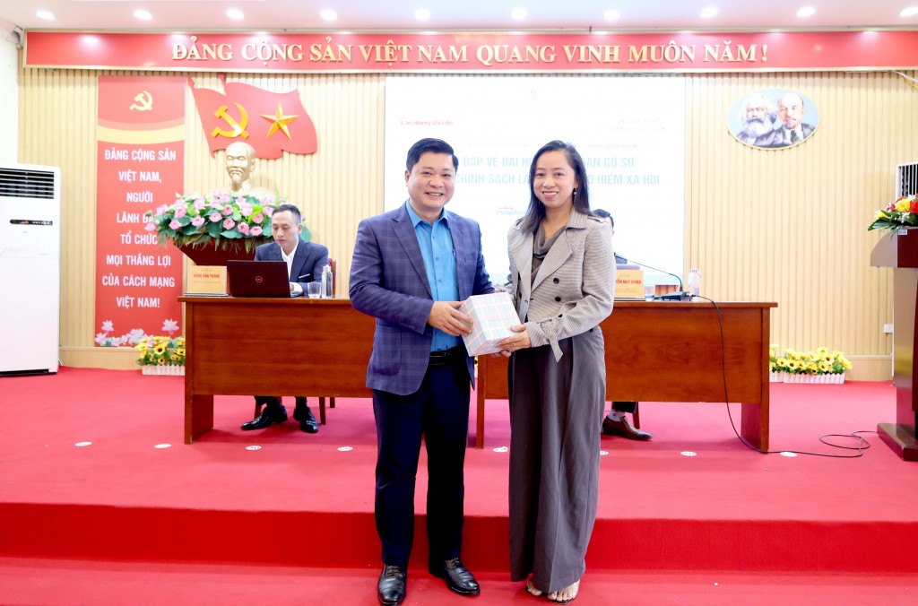 Các đồng chí lãnh đạo phường Văn Miếu - Quốc Tử Giám tặng quà người lao động tham gia giao lưu trả lời câu hỏi Các đồng chí lãnh đạo phường Văn Miếu - Quốc Tử Giám tặng quà người lao động tham gia giao lưu trả lời câu hỏi