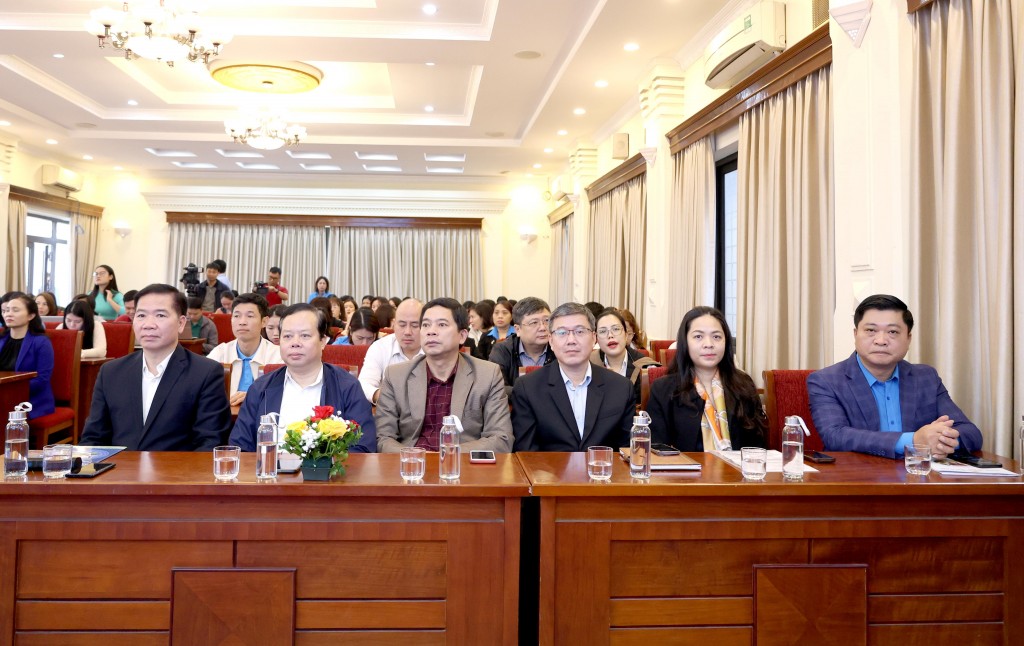 Hơn 200 CNVCLĐ tham gia giải đáp về chính sách lao động Hơn 200 CNVCLĐ tham gia giải đáp về chính sách lao động