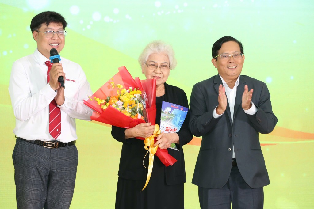 Nhà báo Tô Đình Tuân – Bí thư Đảng ủy, Tổng Biên tập Báo Người Lao Động – Trưởng Ban chỉ đạo Giải Mai Vàng lần thứ 31 năm 2025 trao hoa và quà cho NSƯT Ca Lê Hồng Nhà báo Tô Đình Tuân – Bí thư Đảng ủy, Tổng Biên tập Báo Người Lao Động – Trưởng Ban chỉ đạo Giải Mai Vàng lần thứ 31 năm 2025 trao hoa và quà cho NSƯT Ca Lê Hồng