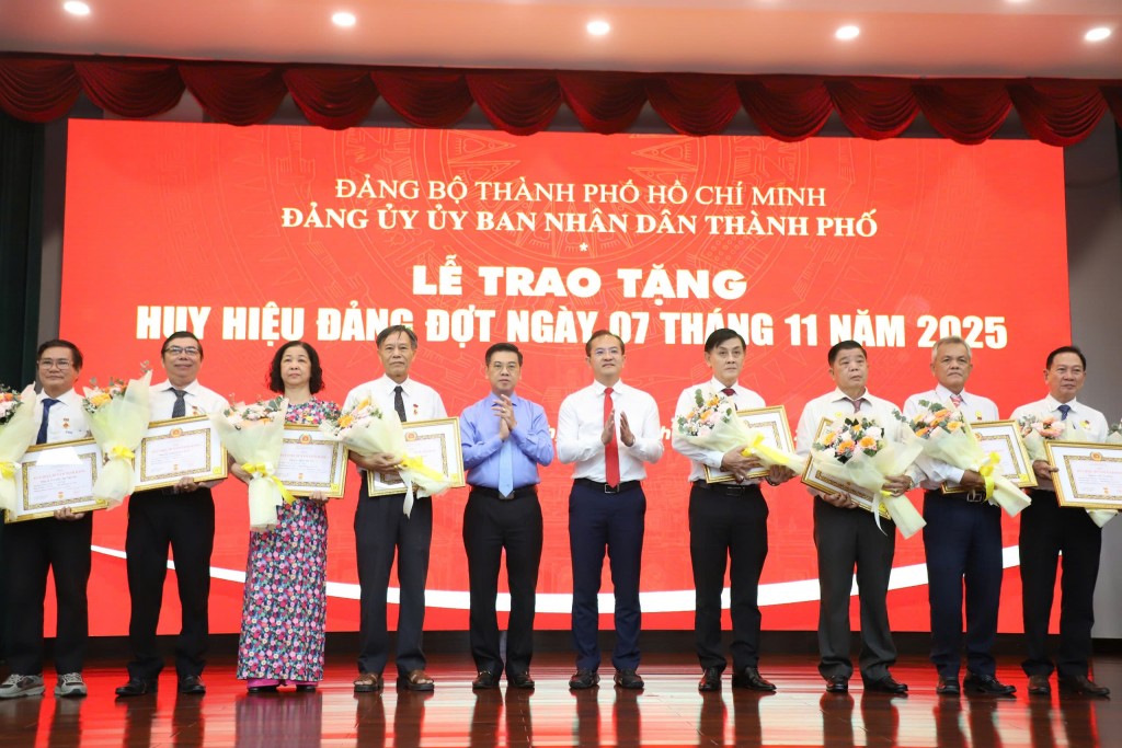 UBND TP Hồ Chí Minh trao Huy hiệu Đảng cho 32 đảng viên UBND TP Hồ Chí Minh trao Huy hiệu Đảng cho 32 đảng viên