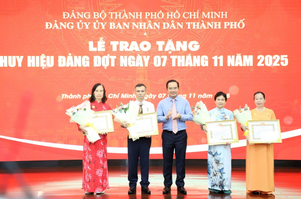 Chủ tịch UBND TPHCM trao Huy hiệu Đảng 45 năm, 40 năm tuổi Đảng cho các Đảng viên tiêu biểu Chủ tịch UBND TPHCM trao Huy hiệu Đảng 45 năm, 40 năm tuổi Đảng cho các Đảng viên tiêu biểu