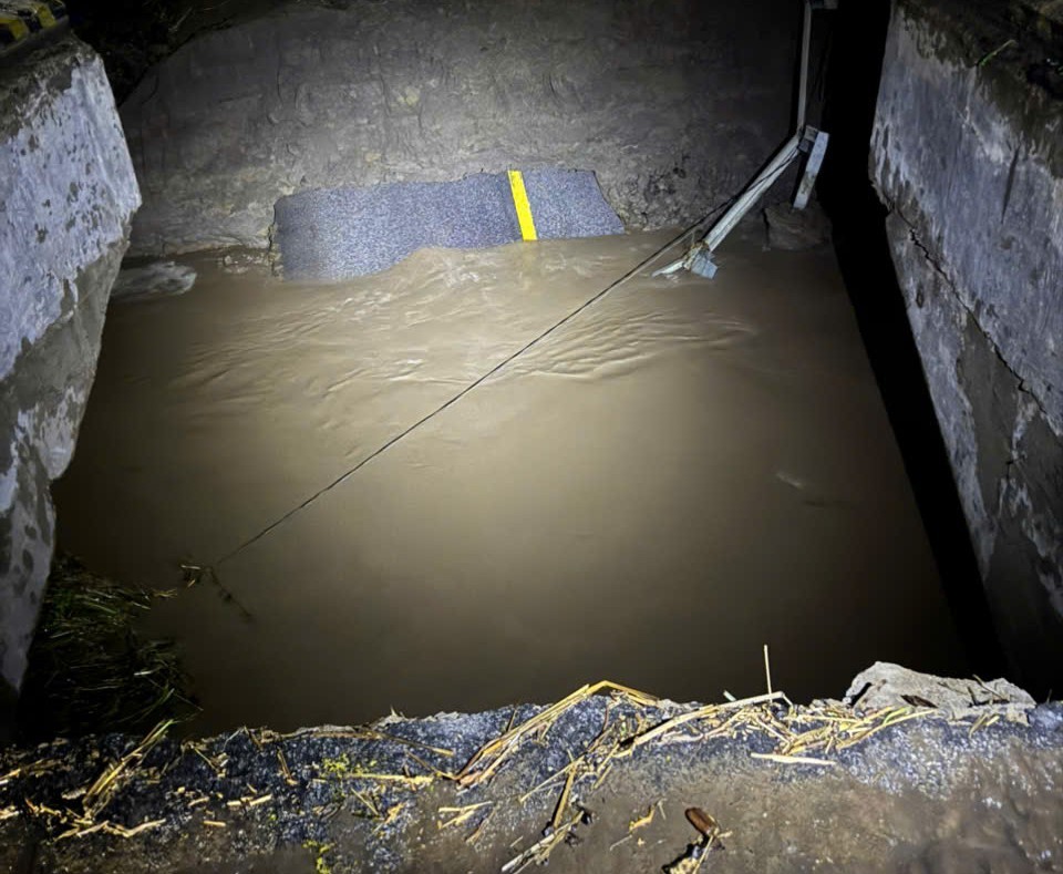 Nước lũ cuốn trôi đường đầu cầu sát mố Đắk Pờ Tó, đoạn qua xã Pờ Tó, tỉnh Gia Lai Nước lũ cuốn trôi đường đầu cầu sát mố Đắk Pờ Tó, đoạn qua xã Pờ Tó, tỉnh Gia Lai