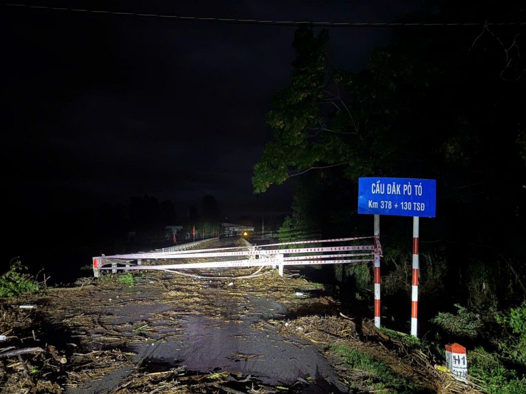 Sự cố sập cầu khiến giao thông khu vực bị chia cắt, ảnh hưởng lớn đến việc đi lại và vận chuyển hàng hóa Sự cố sập cầu khiến giao thông khu vực bị chia cắt, ảnh hưởng lớn đến việc đi lại và vận chuyển hàng hóa