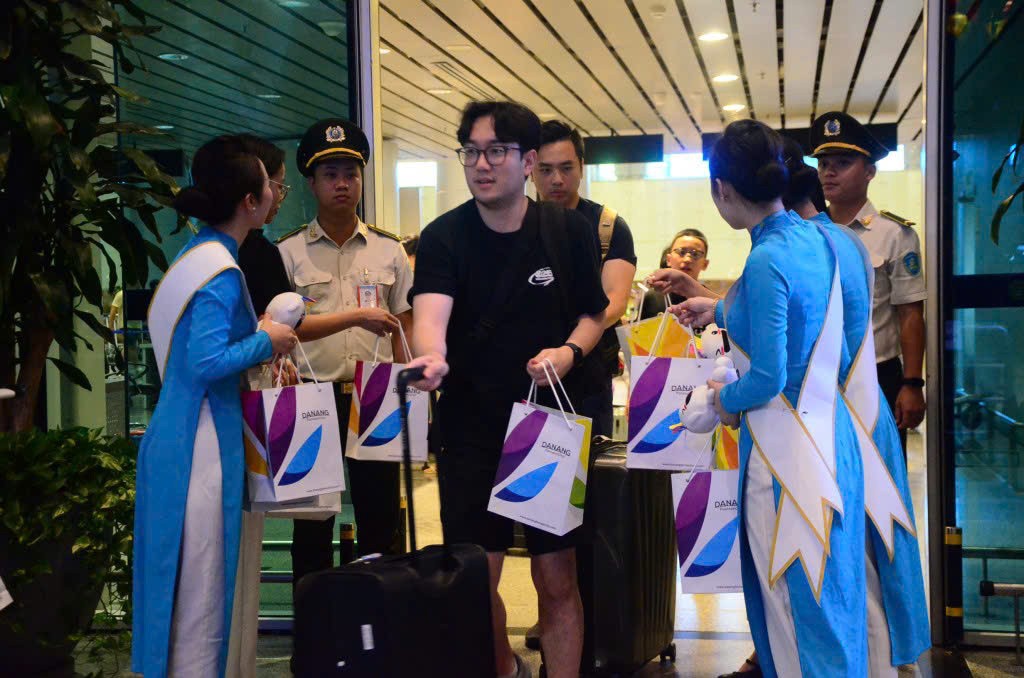 Sau hơn 5 năm gián đoạn do dịch COVID-19, tháng 10/2025 đường bay trực tiếp Đà Nẵng - Thâm Quyến đã chính thức mở lại (Ảnh Đ.Minh) Sau hơn 5 năm gián đoạn do dịch COVID-19, tháng 10/2025 đường bay trực tiếp Đà Nẵng - Thâm Quyến đã chính thức mở lại (Ảnh Đ.Minh)