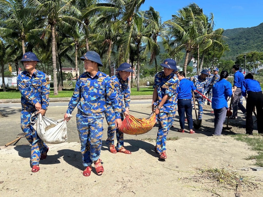 Từ sáng UBND phường Sơn Trà đã huy động nhiều lực lượng phối hợp nhằm dọn vệ sinh tuyến đường này (Ảnh Đ.Minh) Từ sáng UBND phường Sơn Trà đã huy động nhiều lực lượng phối hợp nhằm dọn vệ sinh tuyến đường này (Ảnh Đ.Minh)