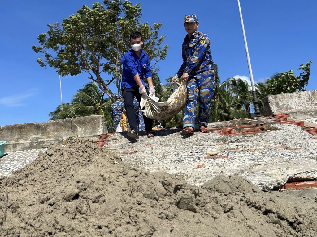 Các chiến xĩ hải quân phối hợp với đoàn viên thanh niên, làm sạch cát tràn ra lòng đường và vỉa hè (Ảnh Đ.Minh) Các chiến xĩ hải quân phối hợp với đoàn viên thanh niên, làm sạch cát tràn ra lòng đường và vỉa hè (Ảnh Đ.Minh)