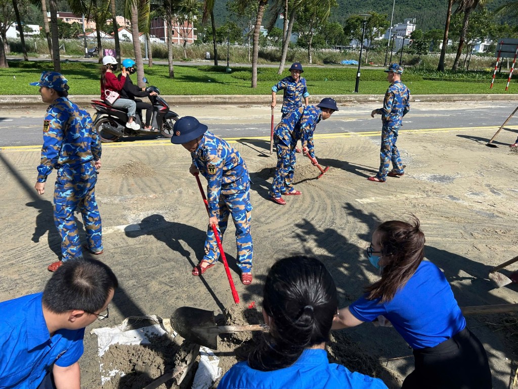 Nhiều khối cát lớn tập hết trên đường chờ múc lên xe tải chở đi (Ảnh Út Vũ) Nhiều khối cát lớn tập hết trên đường chờ múc lên xe tải chở đi (Ảnh Út Vũ)