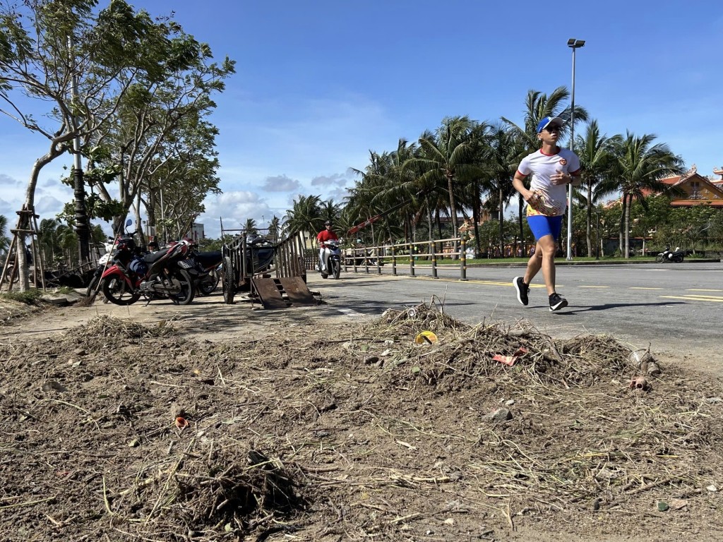 Sóng lớn hất cát phủ kín đường ven biển Đà Nẵng (Ảnh Út Vũ) Sóng lớn hất cát phủ kín đường ven biển Đà Nẵng (Ảnh Út Vũ)