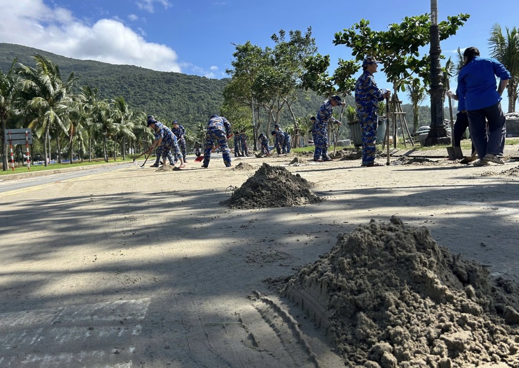 Có đoạn, sóng biển đưa cát vào sâu đến gần 20 m tính từ bờ kè (Ảnh Đ.Minh) Có đoạn, sóng biển đưa cát vào sâu đến gần 20 m tính từ bờ kè (Ảnh Đ.Minh)