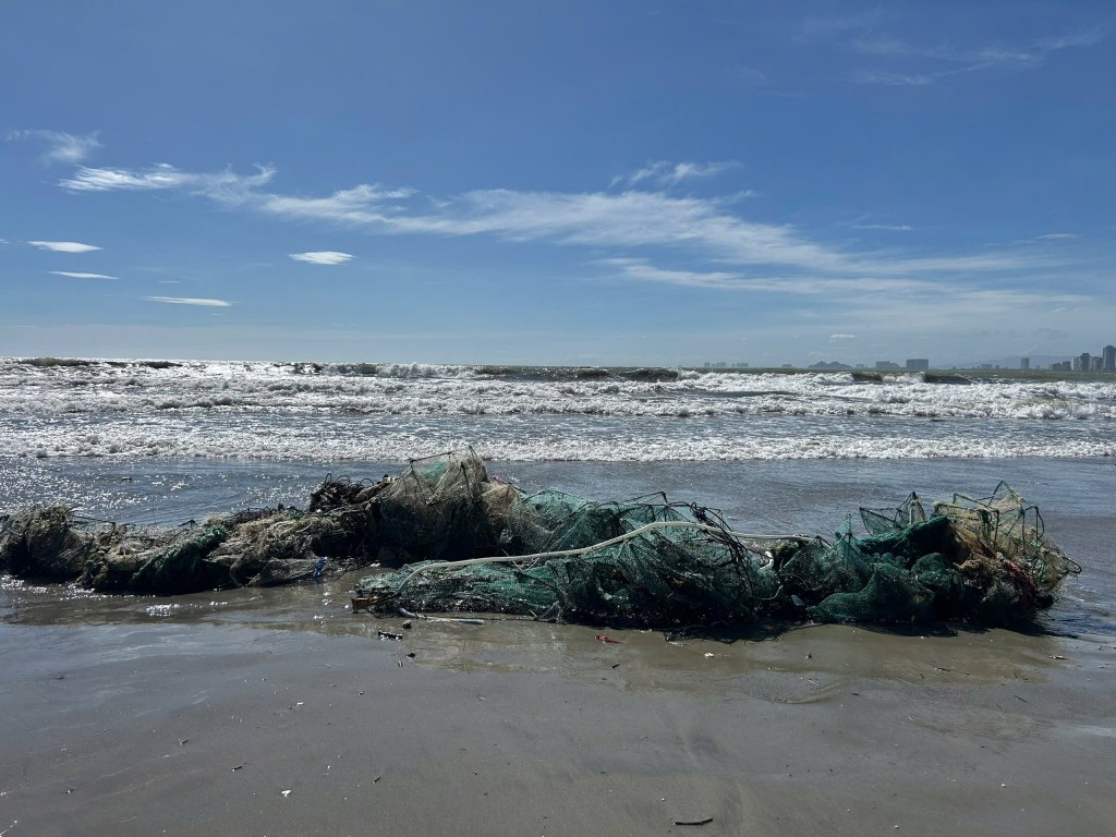 Rác thải theo sóng biển tràn vào bãi biển chủ yếu là cành cây, bèo lục bình, bao ni lông, lưới ngư cụ…(Ảnh Út Vũ) Rác thải theo sóng biển tràn vào bãi biển chủ yếu là cành cây, bèo lục bình, bao ni lông, lưới ngư cụ…(Ảnh Út Vũ)