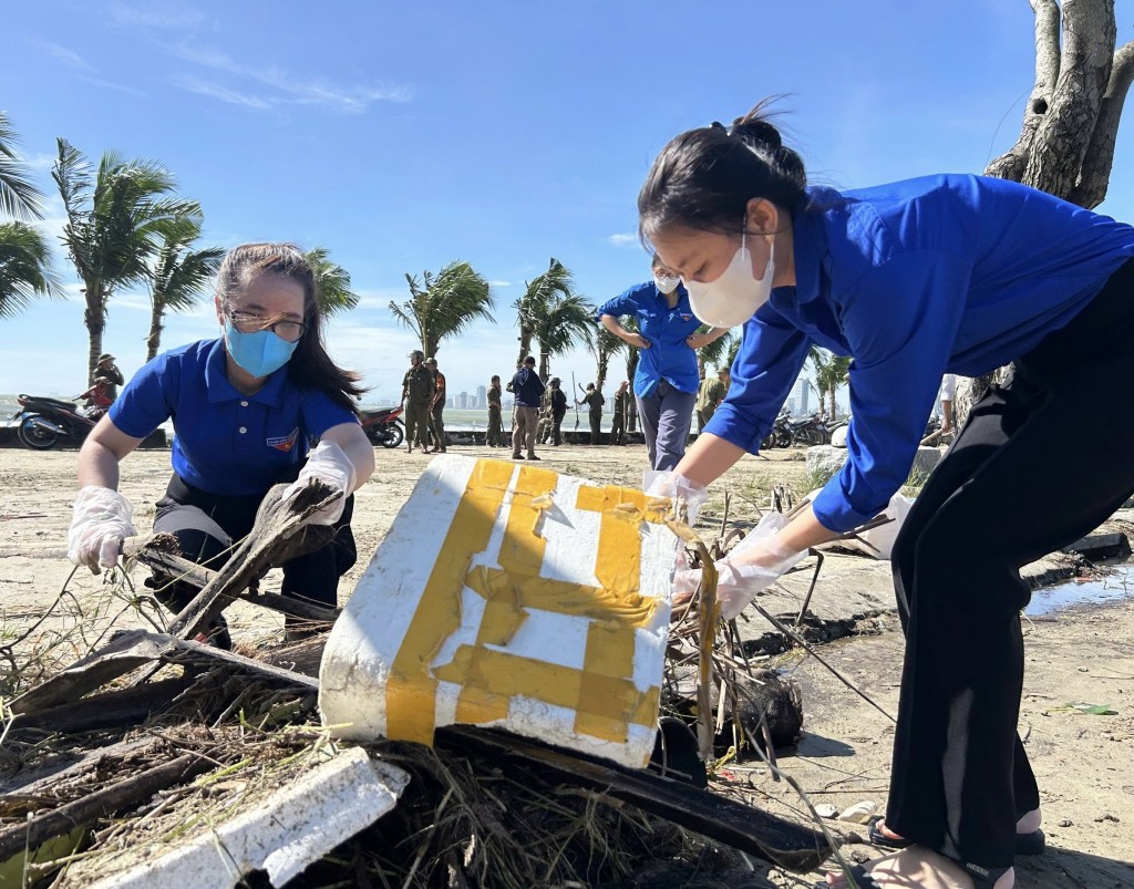 Lực lượng đoàn viên, thanh niên tham gia làm sạch rác trên bãi biển (Ảnh Út Vũ) Lực lượng đoàn viên, thanh niên tham gia làm sạch rác trên bãi biển (Ảnh Út Vũ)