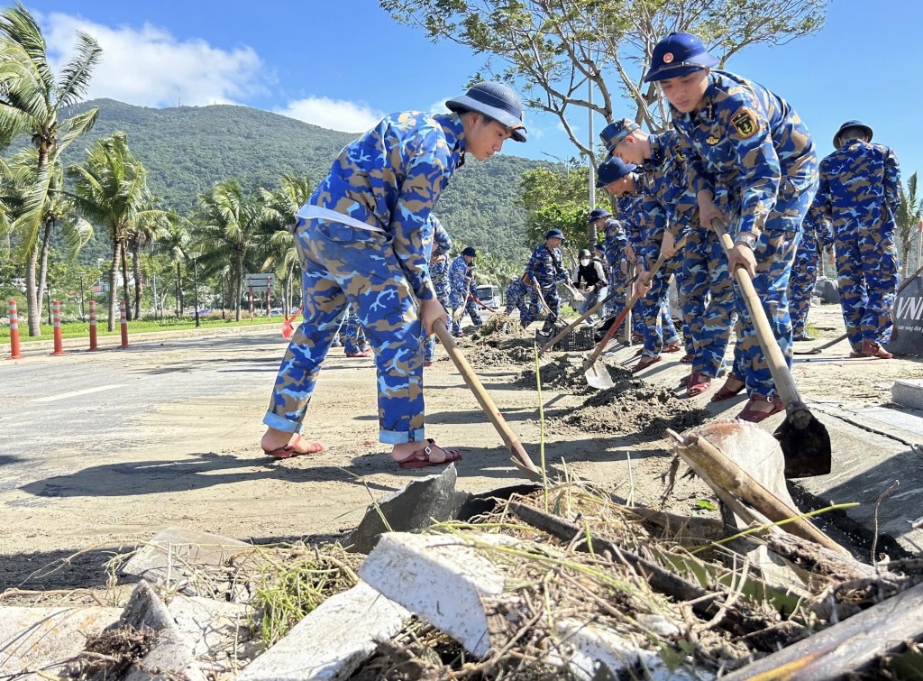 Các chiến sĩ Lữ đoàn 161, Bộ Tư lệnh Vùng 3 Hải quân huy động phương tiện cơ giới, dọn cát bị sóng đánh lên mặt đường và vỉa hè (Ảnh Đ.Minh) Các chiến sĩ Lữ đoàn 161, Bộ Tư lệnh Vùng 3 Hải quân huy động phương tiện cơ giới, dọn cát bị sóng đánh lên mặt đường và vỉa hè (Ảnh Đ.Minh)