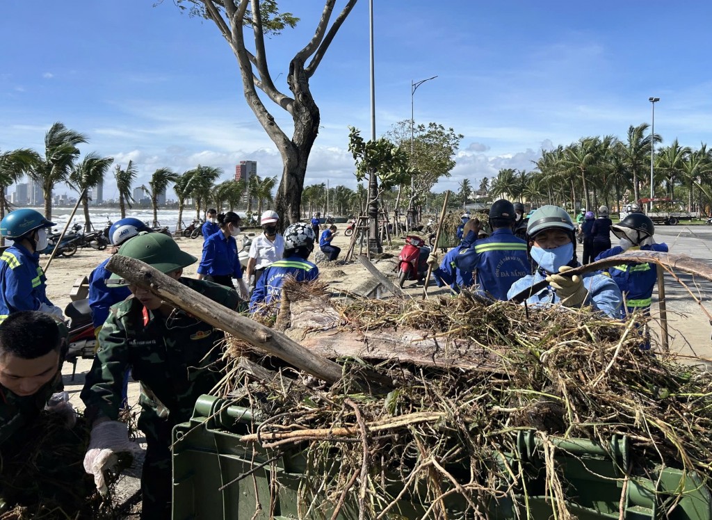 Khẩn trương làm sạch bãi biển, trả lại môi trường xanh, sạch cho các bãi biển du lịch (Ảnh Đ.Minh) Khẩn trương làm sạch bãi biển, trả lại môi trường xanh, sạch cho các bãi biển du lịch (Ảnh Đ.Minh)