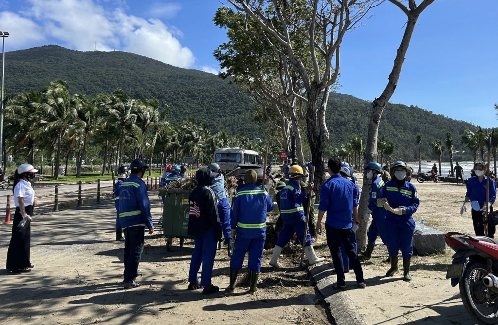 Lực lượng công nhân vệ sinh môi trường phối hợp dọn dẹp rác thải (Ảnh Út Vũ) Lực lượng công nhân vệ sinh môi trường phối hợp dọn dẹp rác thải (Ảnh Út Vũ)