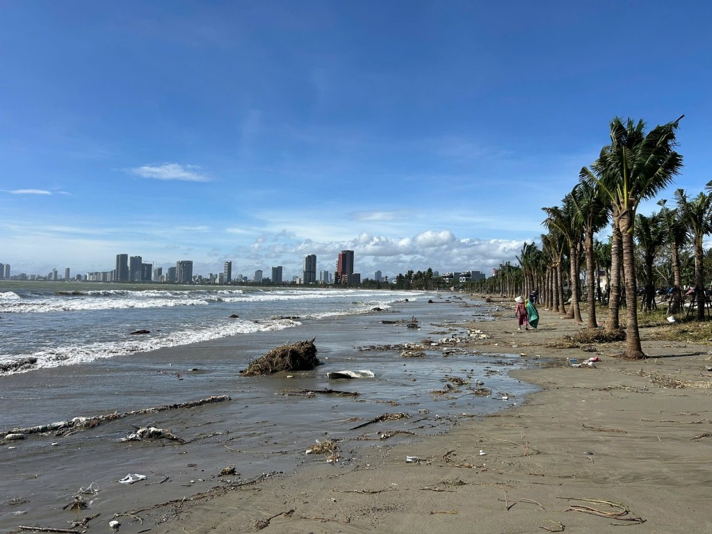 Theo người dân địa phương, tình trạng rác thải tràn vào bờ biển thường xảy ra sau mỗi đợt mưa lớn (Ảnh Út Vũ) Theo người dân địa phương, tình trạng rác thải tràn vào bờ biển thường xảy ra sau mỗi đợt mưa lớn (Ảnh Út Vũ)